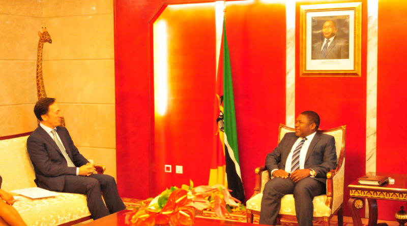 Presidente Nyusi recebendo um dignitário no Palácio Presidencial em Maputo