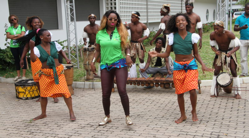 Cantora Liloca dançando com um grupo de raparigas na Matola