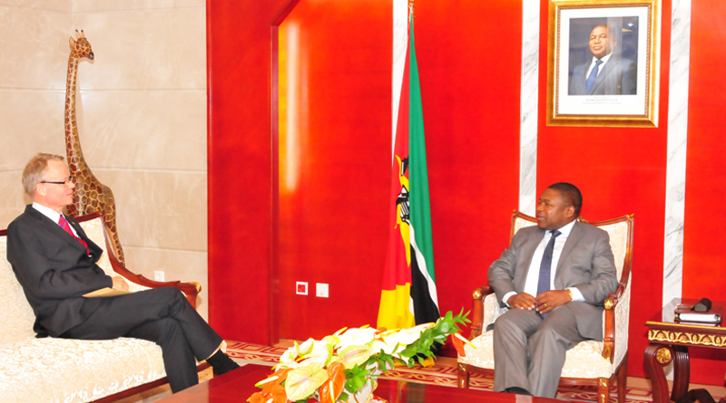 Presidente Nyusi recebendo um visitante no Palácio presidencial em Maputo