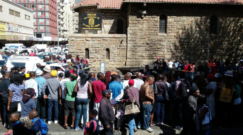Popualres indignados com a descoberta de um veto junto à Igreja Anglicana em Joanesburgo, África do Sul 20
