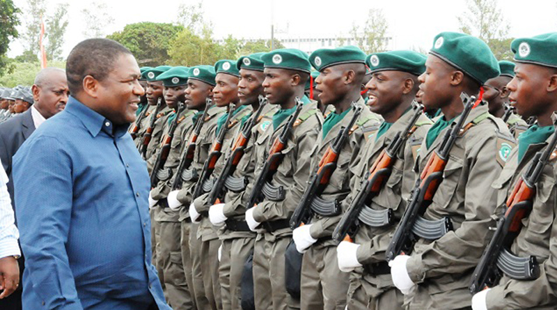 elementos da PRM em parada diante do Presidente Filipe Nyusi