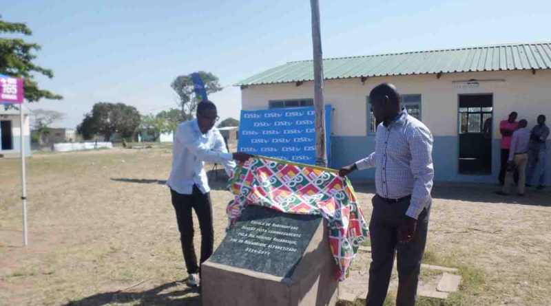 Pedro Langa, inaugurando uma escola (re)construida por fundas da Multichoise, na KaTembe