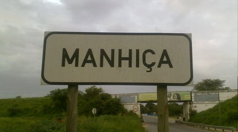 Painel indicado entrada à Vila da Manhiça, Maputo, Moçambique