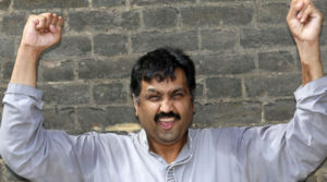 Mohammed Abad, um escocês conhecido que deu que falar em todo o mundo por ser o primeiro homem a ter um pénis biónico, confessou que já negou propostas de sexo a pelo menos 50 mulheres. “Recebo muitas mensagens, em especial na Internet. As mulheres-me pedem para fazer sexo com elas. Ouviram falar de mim e do meu pénis biónico e querem experimentar. Ficam muito curiosas e acham que eu consigo fazer amor durante longas horas”, refere Mohammed Abad. No entanto, apesar das ofertas que “chovem”, Abad não voltou a usar a sua “maravilha da ciência” (que tem 20 centímetros) desde que perdeu a virgindade aos 44 anos (há oito meses). A “primeira vez” de Mohammed Abad foi com a acompanhante de luxo e ‘dominatrix’ Charlotte Rose, que, tocada pela história do homem, decidiu que ofereceria uma noite inesquecível a Mohammed. “Não é que não tenha vontade, mas tenho andado muito ocupado com trabalho. Faço turnos de 14 horas e sempre que chego a casa estou exausto”, justifica o vigilante escocês, que descobriu recentemente que não vai poder ser pai, porque o seu único testículo não produz espermatozoides viáveis para a conceção. Abad sofreu um terrível acidente aos seis anos. Foi atropelado e arrastado no asfalto por um carro e ficou sem o órgão sexual. Após anos de tratamentos e cirurgias, os médicos conseguiram implantar-lhe um pénis biónico, com tubos insufláveis e pele retirada do braço, em 2012. Agora, Mohammed assume que vive uma fase feliz e pensa em casar-se, obedecendo as regras tradicionais da sua tribo. “Os meus pais estão a arranjar-me noiva e, segundo os planos deles, querem que me case já para o ano. Já há pretendentes, mas eu não me importo se for gorda ou magra, alta ou baixa. Só quero uma mulher com personalidade e confio na escolha dos meus pais”, afirma o homem, adiantando que mal pode “esperar pela noite de núpcias”. Redação e Media Internacional