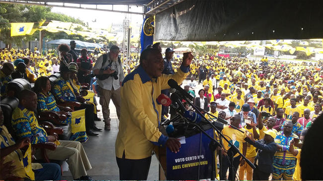 Abel Chivukuvuku, orientando o último comício de campanha eleitoral da CASA-CE (1)