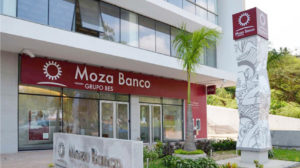 Imagem de um dos balcões do Banco Moza