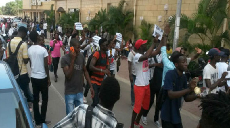 Estudantes contra "gasosa" ou "refreso" em Luanda