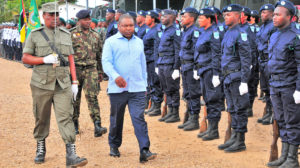 Presidente da República de Moçambique, passando revista a uma unidade policial em parada, em Maputo