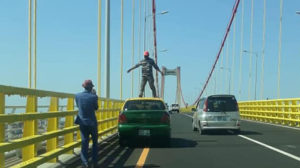 Atitudes pouco recomendadas sobre a ponte logo no dia da sua inauguração