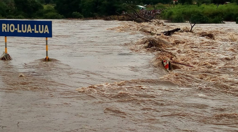 Ambulância bloqueada em Lua-Lua