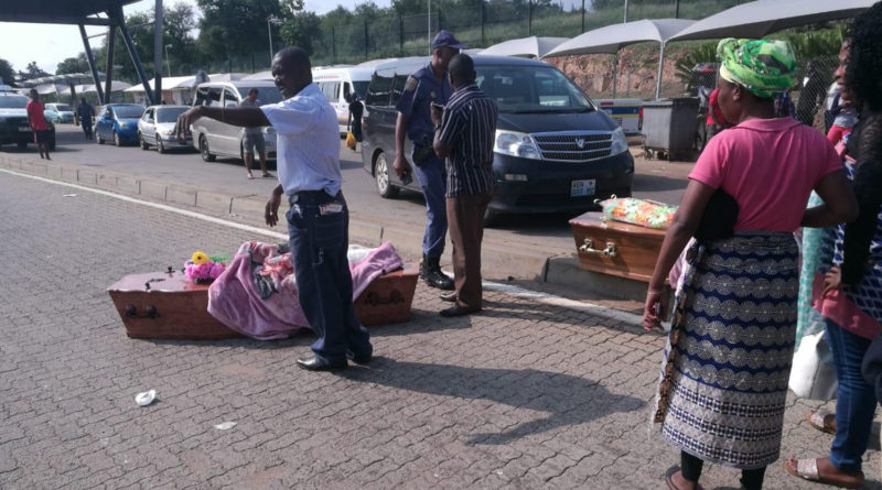 Restos mortais de moçambicanos na via pública na África do Sul