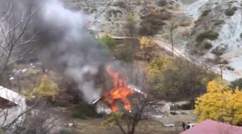 Arménios queimam suas casas por orgulho