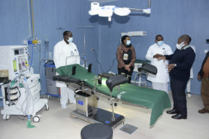 PR Nyusi visitando um dos compartimentos do Hopsital de Jangamo