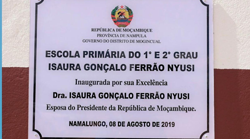 Nomes de gente viva devem ser evitados. A bajulação provoca danos ao bajulado, porque este fica contente com o tecto falso que um dia pode cair sobre a sua cabeça