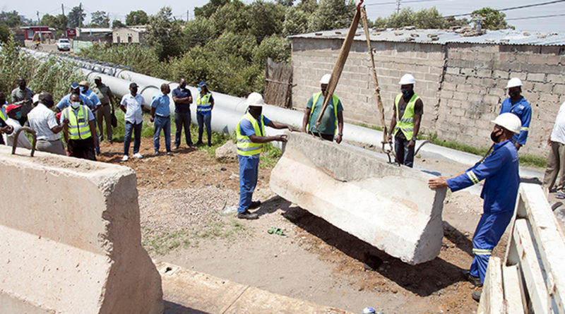 Barreiras de betão armado colocadas pelo O Fundo de Investimento e Património do Abastecimento de Água (FIPAG), Região Metropolitana de Maputo