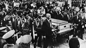 Morte desorganiza partidos. Em Moçambique, um dos pais moralistas da Frelimo, Samora Moisés Machel, morreu em 1986, vítima de acidente de aviação