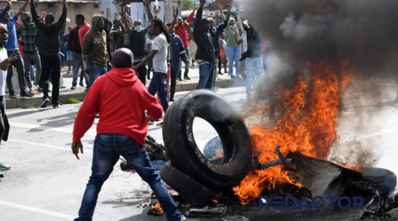 Diepsloot, Município da Joanesburgo, agitada a ferro & fogo ao tempo de a polícia recorrer a disparos de granadas de efeito moral e balas de borracha