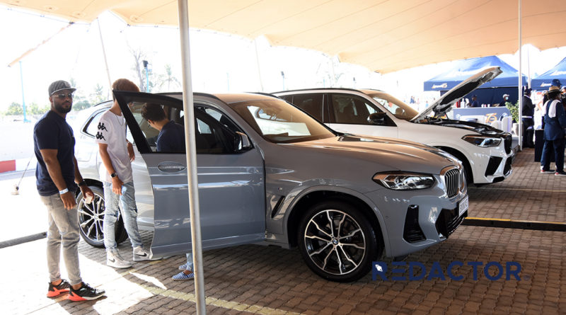 Clientes do Standard Bank testam viaturas BMW e Mazda por forma a apreciar as suas especificidades, assim como efectuar uma prova de condução