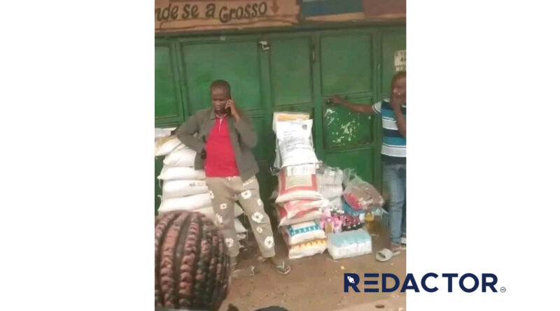 Pessoas devolvem bens saqueados de um armazém de senegalês durante tumultos