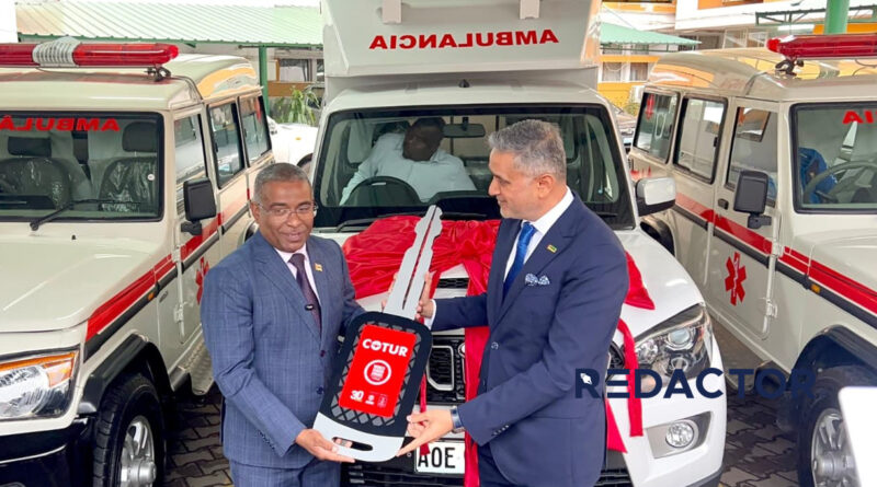 COTUR oferece três ambulâncias ao MISAU