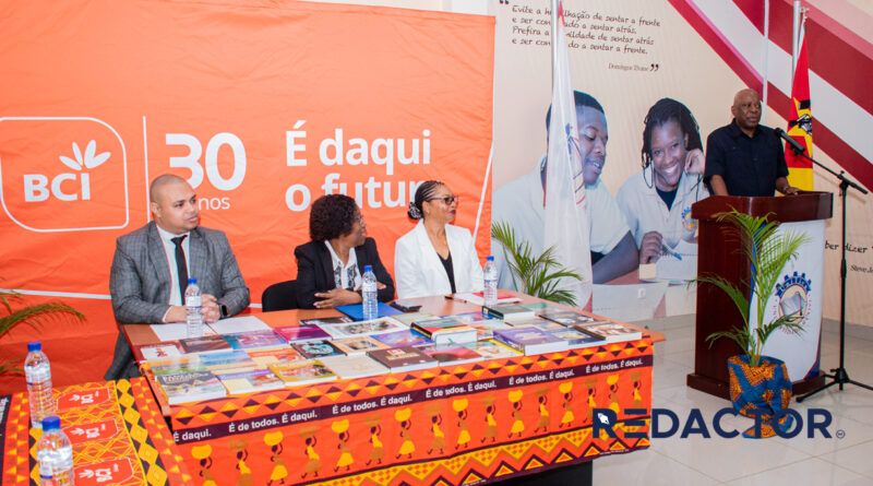 BCI reforça responsabilidade social com doação de livros à UniTiva