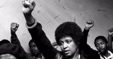 WinnieMandela éa maior combatente feminina da libertação em África Winnie Mandela é a maior combatente feminina da libertação em África